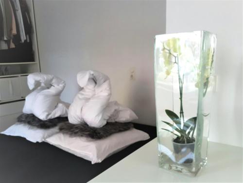 zwei Handtuch-Skulpturen auf Handtüchern neben einer Vase in der Unterkunft Get-your-flat - Tiny Flat in Gründerzeithaus, super sweet, Kreuzviertel - 50 m2 EG Haustier auf Anfrage in Dortmund
