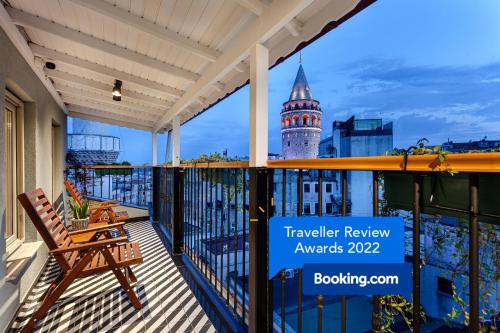 uma varanda com vista para uma torre em World House Boutique Hotel Galata em Istambul