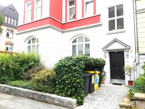 Biały dom z czerwonym dachem w obiekcie Get-your-flat - Tiny Flat in Gründerzeithaus, super sweet, Kreuzviertel - 50 m2 EG Haustier auf Anfrage w Dortmundzie