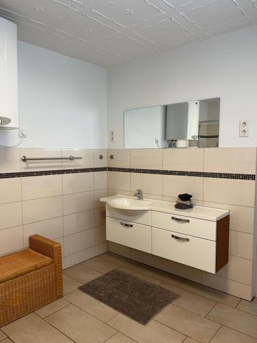 a bathroom with a sink and a mirror at Mompels in Rübeland