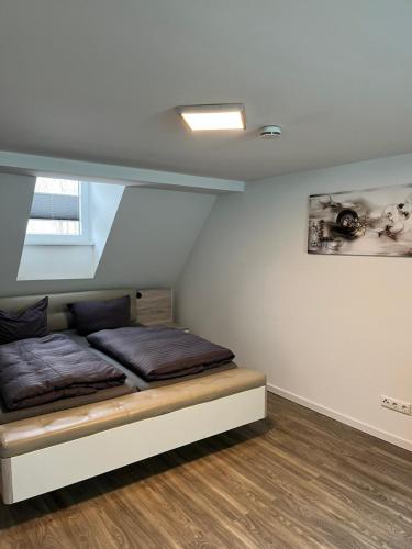 sypialnia z łóżkiem w pokoju w obiekcie Mompels w mieście Rübeland