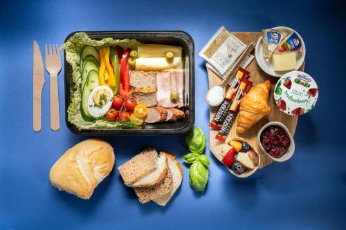 una caja de almuerzo con verduras y pan y un sándwich en Willa Mitia en Zakopane