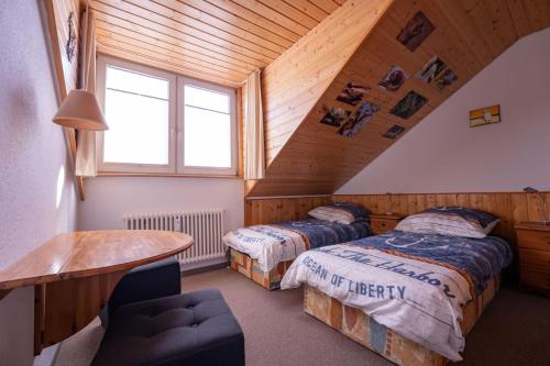 キュールングスボルンにあるAppartementanlage Ostseeblickのベッドルーム1室(ベッド2台、テーブル付)