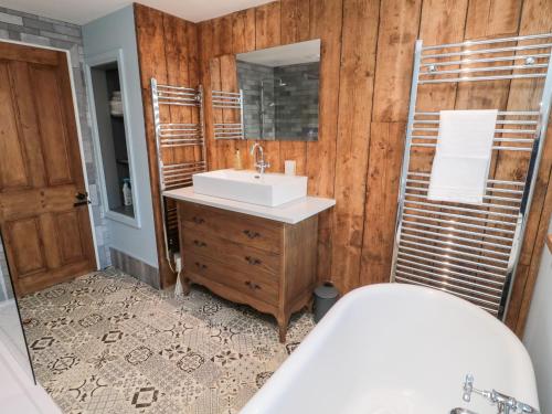 ein Bad mit einem Waschbecken und einem Spiegel in der Unterkunft Mulberry House in Morpeth