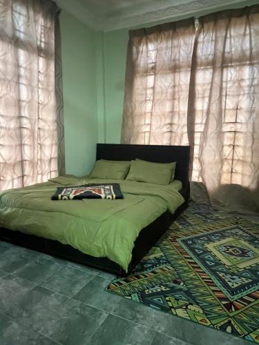 - un lit dans une pièce dotée de fenêtres dans l'établissement Sobey Laris Homestay SWIMMING SALOR, à Kota Bharu
