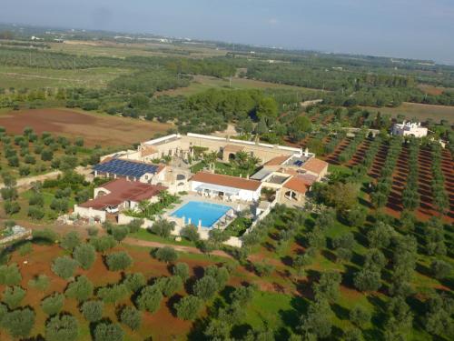 uma vista aérea de uma propriedade com piscina em Agriturismo Masseria Chicco Rizzo em Sternatia