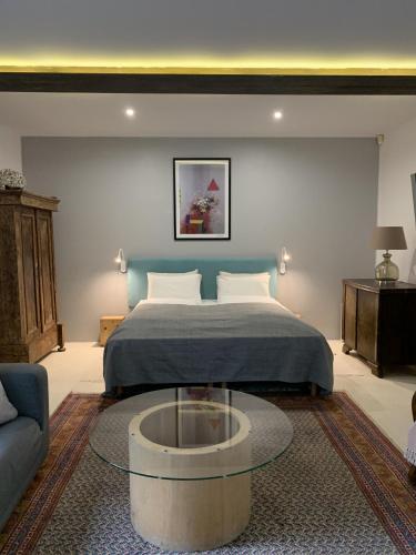 a bedroom with a bed and a coffee table at Barcelona Rooms in Mikoszewo