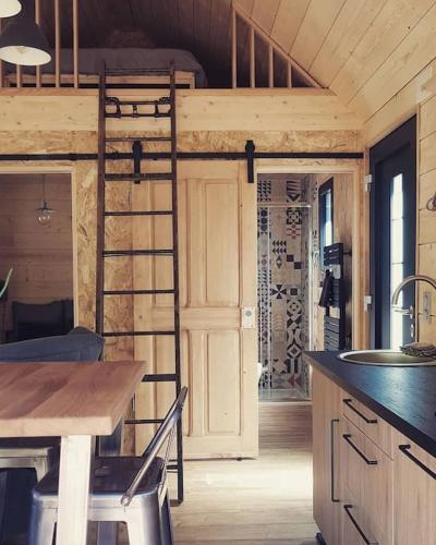 - une cuisine avec une mezzanine dans une chambre dans l'établissement Une pause là-haut!, à Grendelbruch