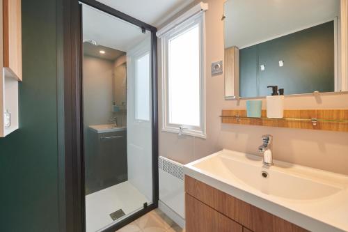 een badkamer met een wastafel en een douche bij Siblu Camping Meerwijck in Kropswolde