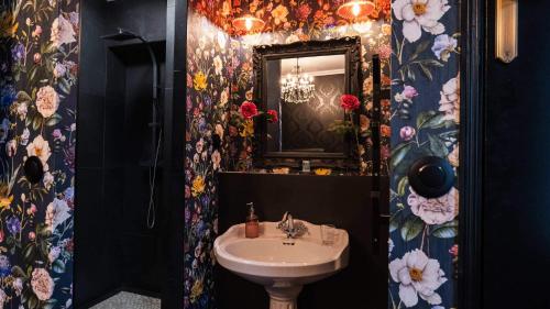 uma casa de banho com um lavatório e um espelho em A La Villa Perroy les chambres sont spacieuses et les petit-déjeuners offerts em Dunkerque