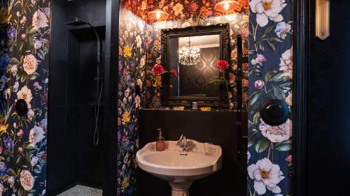 a bathroom with a sink and a mirror at A La Villa Perroy les chambres sont spacieuses et les petit-déjeuners offerts in Dunkerque