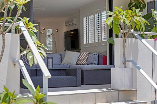 Χώρος καθιστικού στο City oasis - 3 BR apt. on Maroochy river, pool, AC