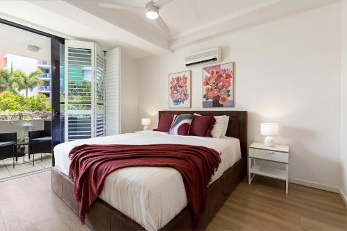 sypialnia z dużym łóżkiem i balkonem w obiekcie City oasis - 3 BR apt. on Maroochy river, pool, AC w mieście Maroochydore