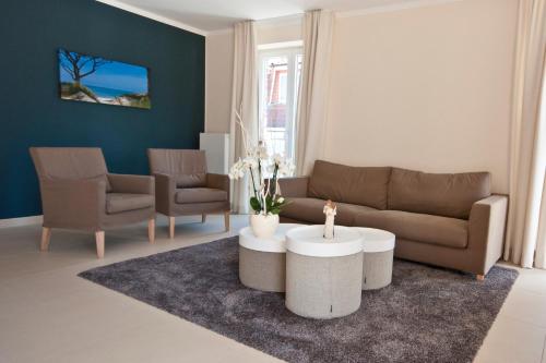 sala de estar con sofá y mesa en Ostsee Lodges mit Wellnessbereich, en Timmendorfer Strand