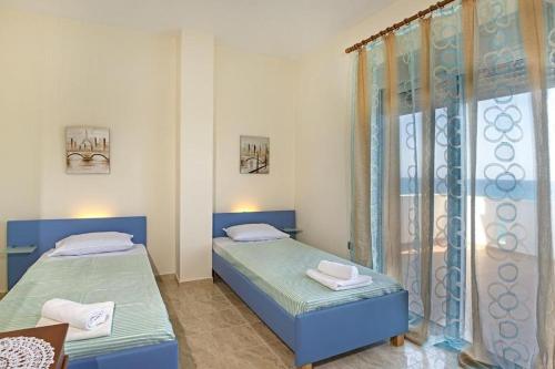 Postel nebo postele na pokoji v ubytování Pearl Villas Apolakkia - Beach Front Villas with Private Pool