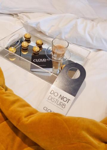 En eller flere senge i et værelse på Cloud 9 Boutique Hotel and Spa