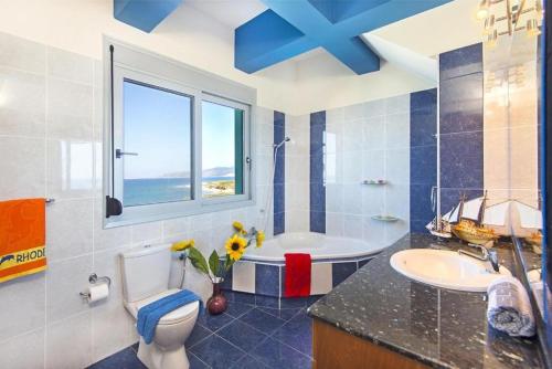 Koupelna v ubytování Pearl Villas Apolakkia - Beach Front Villas with Private Pool