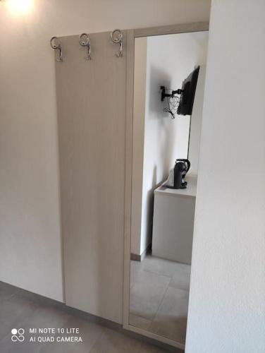 an open door with a mirror in a room at SUPER APPARTAMENTO TERRAZZA PANORAMICA 3 CAMERE in Villasimius