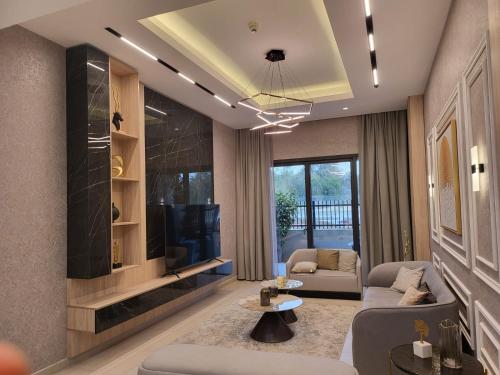Posezení v ubytování Luxurious Duplex Apartment for Short Term Rentals