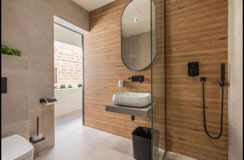 Ένα μπάνιο στο New - Designer finished 1 Bedroom apartment A 5 minutes ferry away from Valletta