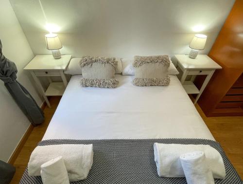 ein großes weißes Bett in einem Zimmer mit 2 Tischen in der Unterkunft AZ El Balcón de Luna in Saragossa