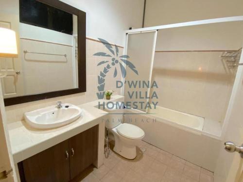 La salle de bains est pourvue d'un lavabo et de toilettes. dans l'établissement D'Wina Villa Homestay, à Papar