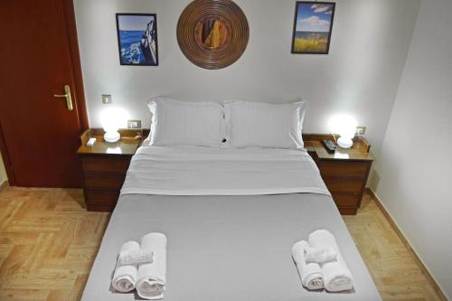 A bed or beds in a room at ΤΟ ΠΕΤΡΙΝΟ - Καλοκαιρινό Σπίτι κοντά στα Σύβοτα - ΦΑΣΚΟΜΗΛΙΑ
