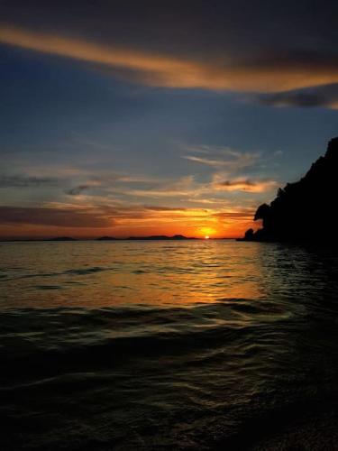 a sunset over a body of water with at ΤΟ ΠΕΤΡΙΝΟ - Καλοκαιρινό Σπίτι κοντά στα Σύβοτα - ΦΑΣΚΟΜΗΛΙΑ in Faskomiliá