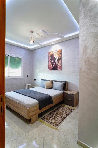 a bedroom with a large bed in a room at Appartement Emeraude - Calme, Moderne & Sécurisé in Fès