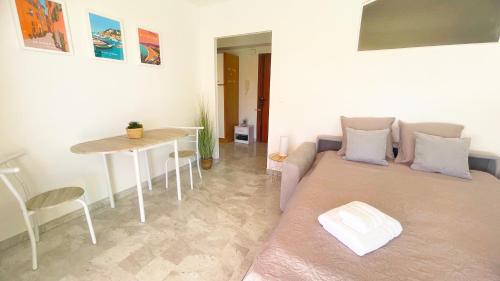 un salon avec un canapé et une table dans l'établissement La Couronne du Cros, à Cagnes-sur-Mer