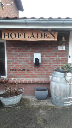a sign on a brick building with two large pots at Ferien Mecklenburgische Seenplatte, Urlaub auf dem Gutshof Bossow in Bossow
