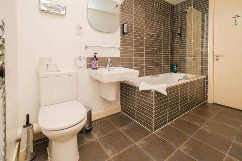 a bathroom with a toilet and a sink at Charming 1 bedroom flat in Liverpool City Centre in Liverpool