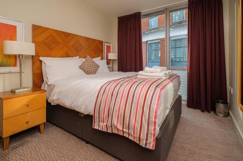 Un dormitorio con una cama grande y una ventana en Charming 1 bedroom flat in Liverpool City Centre en Liverpool