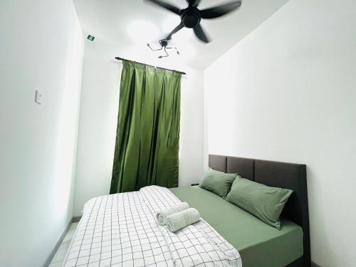 1 dormitorio con 1 cama y ventilador de techo en Ureshii Homestay Ladang Tanjung Kuala Terengganu with POOL, en Kuala Terengganu