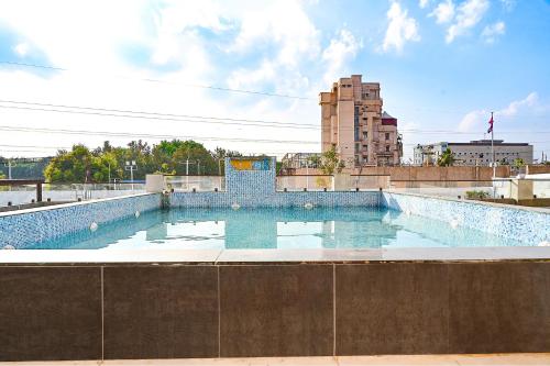 una piscina en la azotea de un edificio en FabHotel Shubh Shaleen Springs, en Bhopal