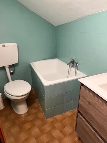 een badkamer met een toilet en een bad bij Maddy in La Magdeleine