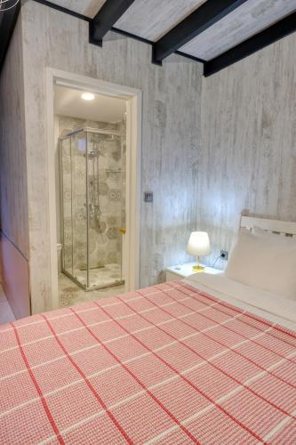 a bedroom with a bed and a glass shower at World DREAMS Sapanca in Sakarya