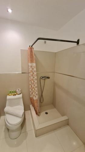 Un baño de Hotel Cayman
