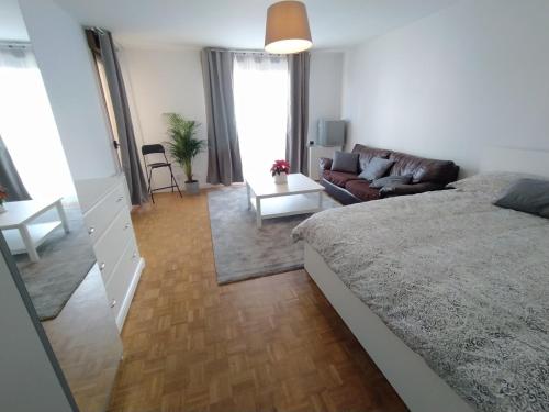 - une chambre avec un lit et un salon dans l'établissement Chambres dans guest house à Lyon-GARE Part-Dieu, à Lyon