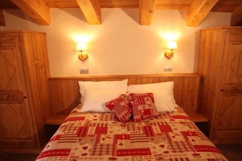 a bedroom with a bed with two pillows on it at Mi Casa Tu Casa in Brusson