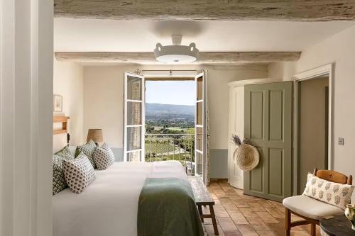 Una cama o camas en una habitación de Hotel Crillon le Brave