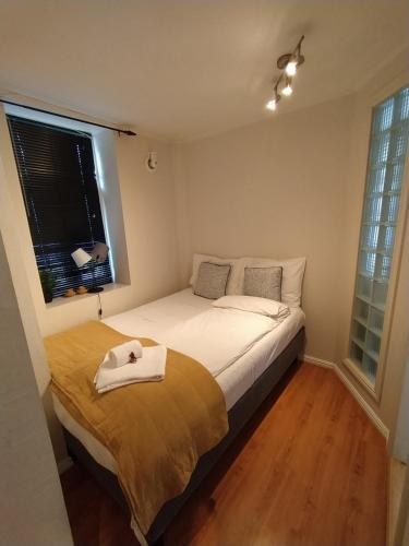 Postel nebo postele na pokoji v ubytování Central bus station apartment, wifi, tv