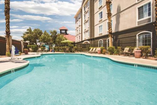 a large swimming pool in front of a building at La Quinta by Wyndham Las Vegas Summerlin Tech in Las Vegas