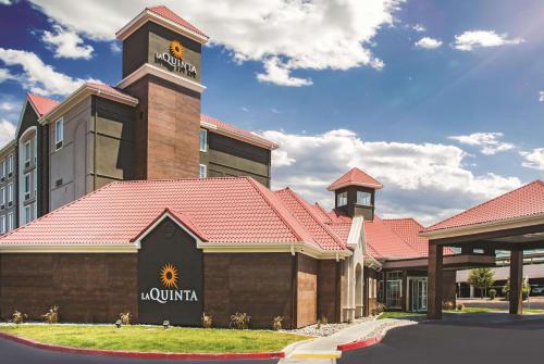 a hotel with a sign on the front of a building at La Quinta by Wyndham Las Vegas Summerlin Tech in Las Vegas