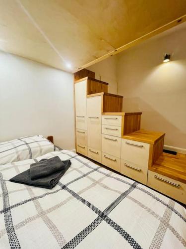 um quarto com uma cama, uma cómoda e armários em Modernes Apartment nahe VW-Halle em Braunschweig