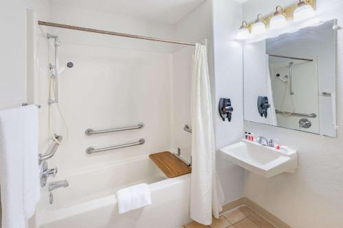 uma casa de banho branca com um lavatório e um chuveiro em Super 8 by Wyndham Kinder/Coushatta near Casino em Kinder