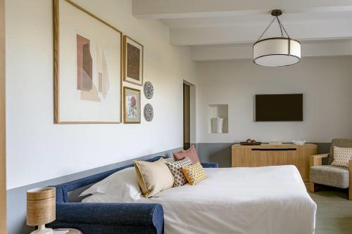 Una cama o camas en una habitación de Hotel Crillon le Brave