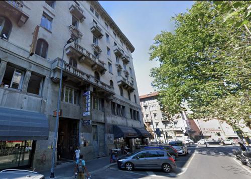 un edificio in una strada di città con auto parcheggiate sulla strada di Guest house Central Station a Milano