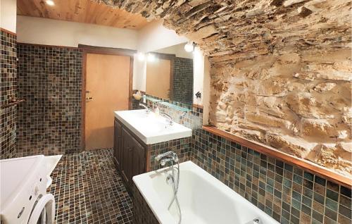 Ένα μπάνιο στο Cozy Home In Olargues With Kitchen
