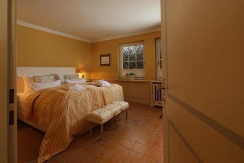 een slaapkamer met een groot bed en een raam bij Biberhues-EG in Archsum